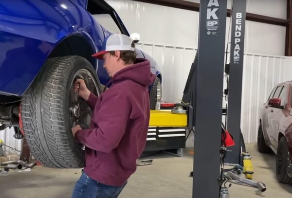 10APX 10,000‐lb. Capacity / Adaptable Clearfloor / Adjustable Width / Screw Pads / HIGH-RISE