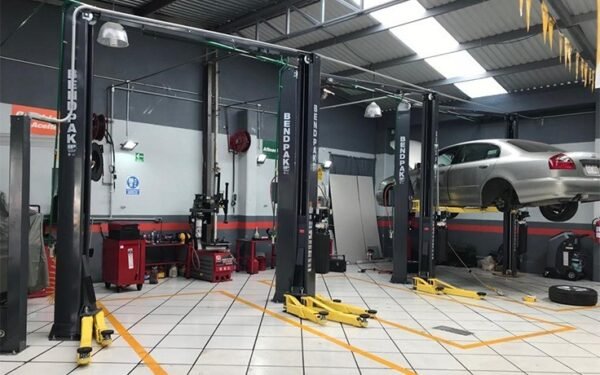 Automotive-Repair-Shops-Car-Lift.jpg Bendpak XPR-10AS 2 post hoists 10,000 lbs / Asymmetric Clearfloor / Adjustable Width / Screw Pads