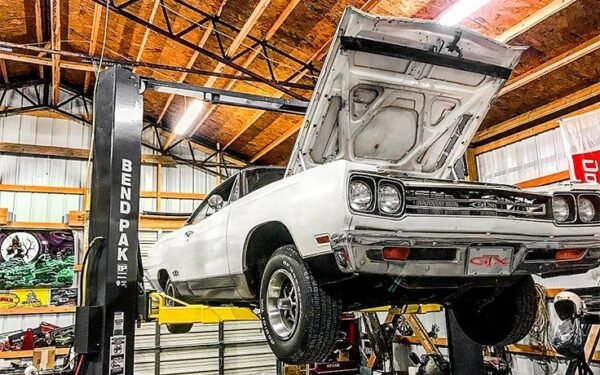 BendPak-2-Post-Car-Lift-Helms.jpg Bendpak XPR-10AS 2 post hoists 10,000 lbs / Asymmetric Clearfloor / Adjustable Width / Screw Pads