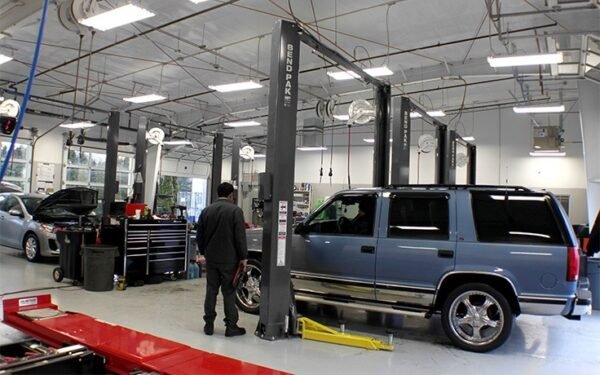 BendPak-Two-Post-Lifts-Commercia.jpg Bendpak XPR-10AS 2 post hoists 10,000 lbs / Asymmetric Clearfloor / Adjustable Width / Screw Pads