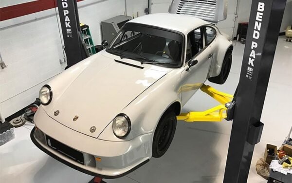 Porsche-Assymetric-Two-Post-Lift.jpg Bendpak XPR-10AS 2 post hoists 10,000 lbs / Asymmetric Clearfloor / Adjustable Width / Screw Pads